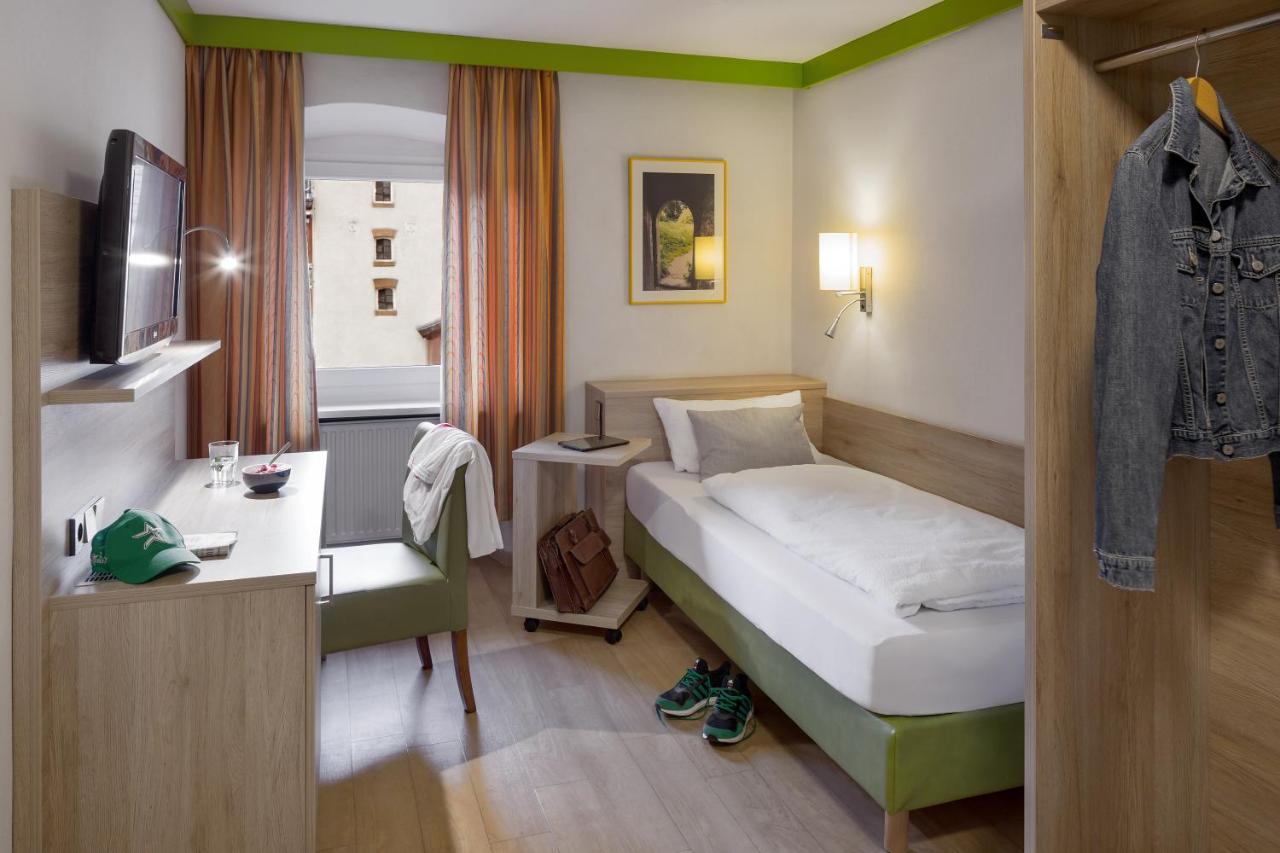 Wirtshaus & Hotel Goldener Greif Edelsfeld 외부 사진