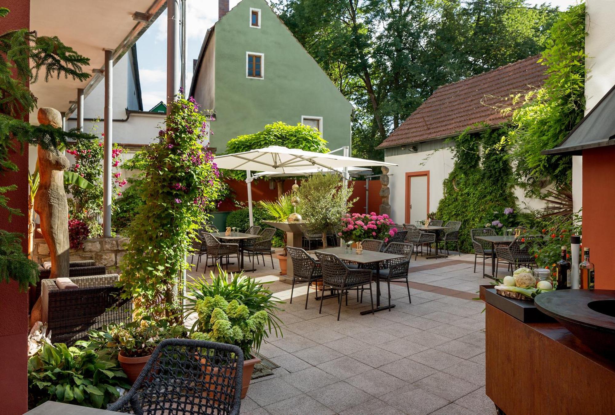 Wirtshaus & Hotel Goldener Greif Edelsfeld 외부 사진